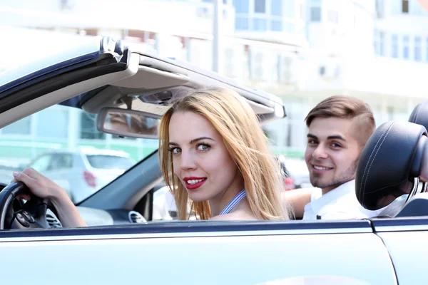 Jeune couple en cabriolet, à l'extérieur — Photo