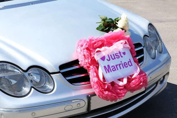 Cabriolet de boda gris, al aire libre — Foto de Stock