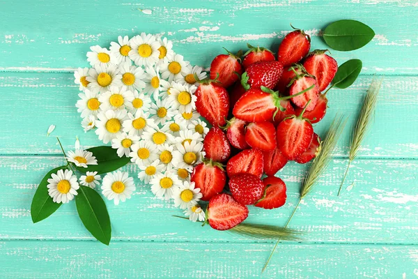 Φράουλα με χαμομήλι, τα φύλλα και τα αυτιά σε σχήμα της καρδιάς σε ξύλινα φόντο χρώμα — Φωτογραφία Αρχείου