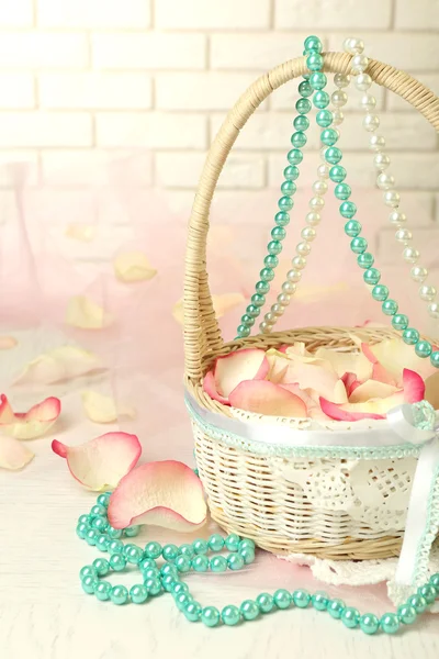 Wedding basket with roses petals — Stock Photo, Image