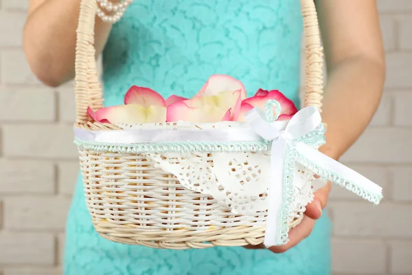 Chica sosteniendo canasta de flores. Concepto de boda —  Fotos de Stock