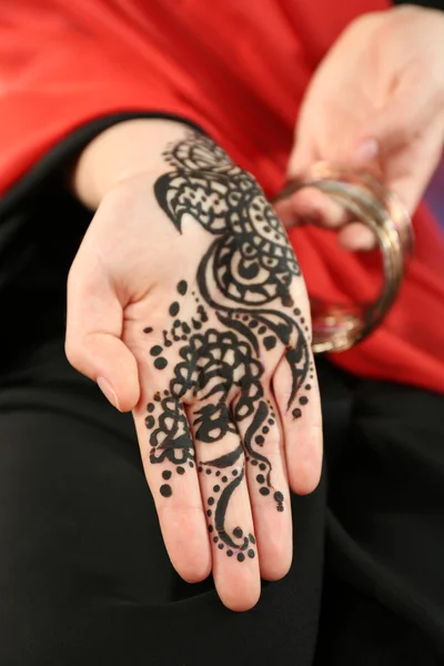 Imagem de henna em mãos femininas — Fotografia de Stock