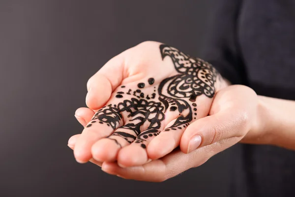 Gambar henna di tangan perempuan — Stok Foto