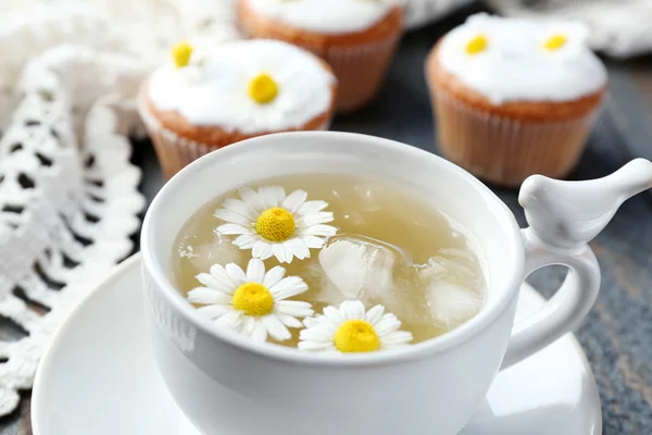 Té de manzanilla con flores de manzanilla — Foto de Stock