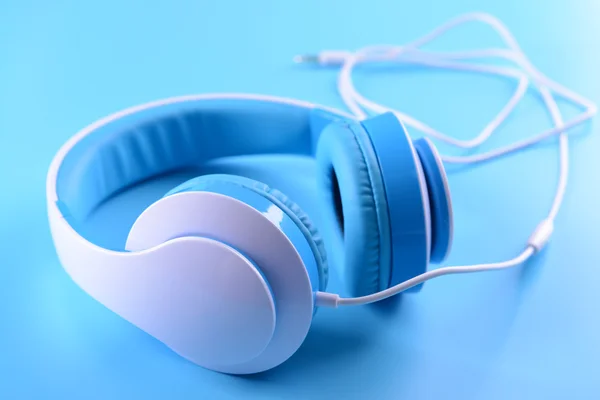 Kopfhörer auf blauem Hintergrund — Stockfoto