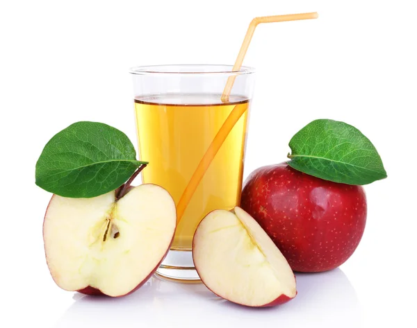 Glas appelsap met rode appels geïsoleerd op wit — Stockfoto