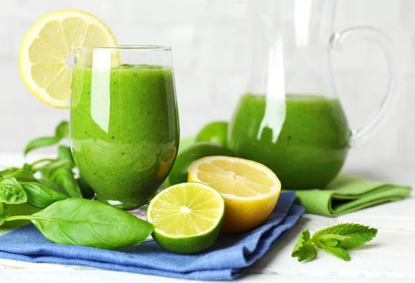 Friska gröna smoothie på träbord, närbild — Stockfoto