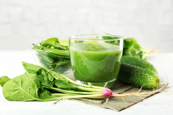 Healthy green smoothie on wooden table, closeup — Stock Photo, Image