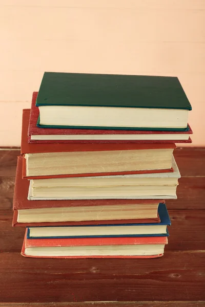 Στοίβα από βιβλία σε ξύλινο φόντο — Φωτογραφία Αρχείου