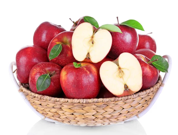Спелые красные яблоки в плетеной корзине изолированы на белом — стоковое фото