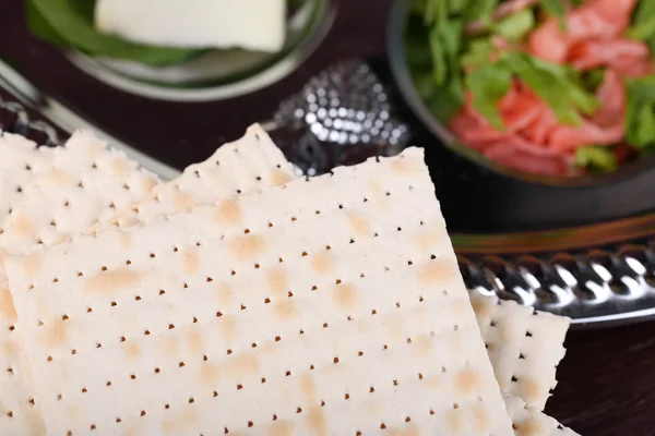 Matzo zum Passahfest mit Sedermahlzeit auf Teller auf Tisch in Großaufnahme — Stockfoto