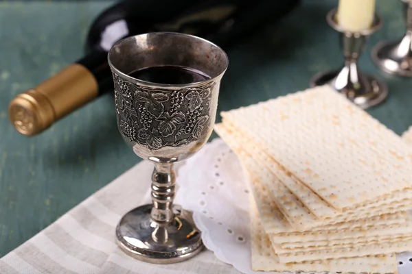 Matzo untuk Paskah dengan baki logam — Stok Foto