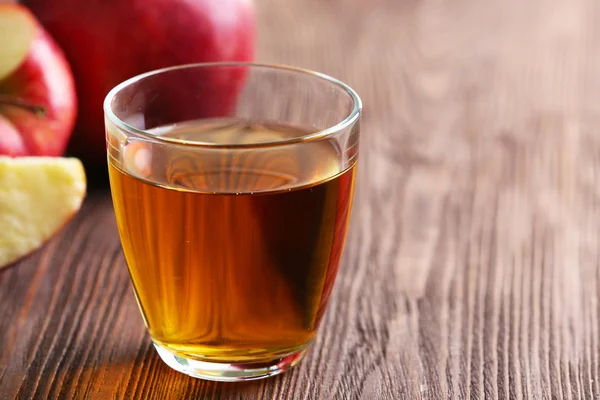 Склянка яблучного соку і фруктів на столі крупним планом — стокове фото