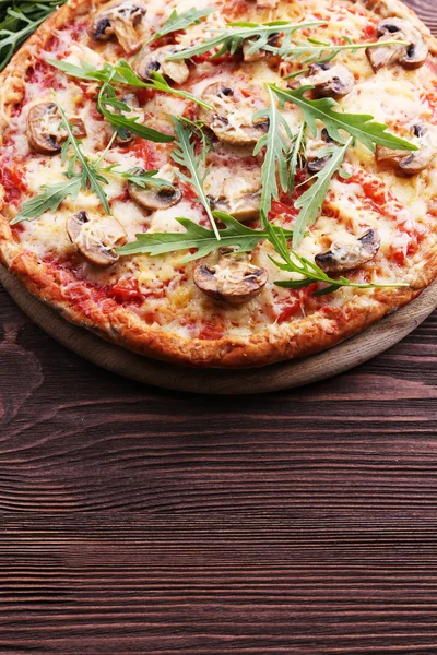 Ízletes pizza zöldségekkel és sült saláta kitûnõ a fából készült háttér — Stock Fotó