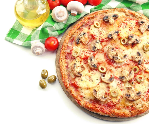 Pizza saborosa com legumes e guardanapo isolado em branco — Fotografia de Stock