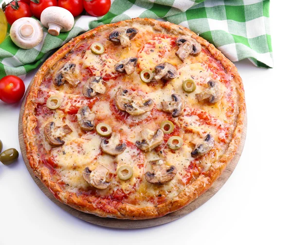 Smakelijke pizza met groenten en Servet geïsoleerd op wit — Stockfoto