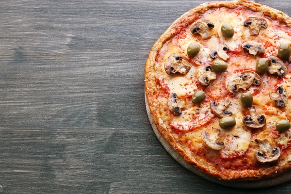 Sabrosa pizza con verduras sobre fondo de madera —  Fotos de Stock