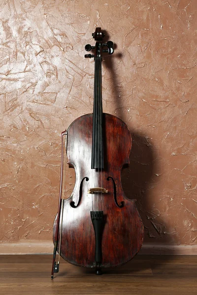 Violoncello su sfondo marrone parete — Foto Stock