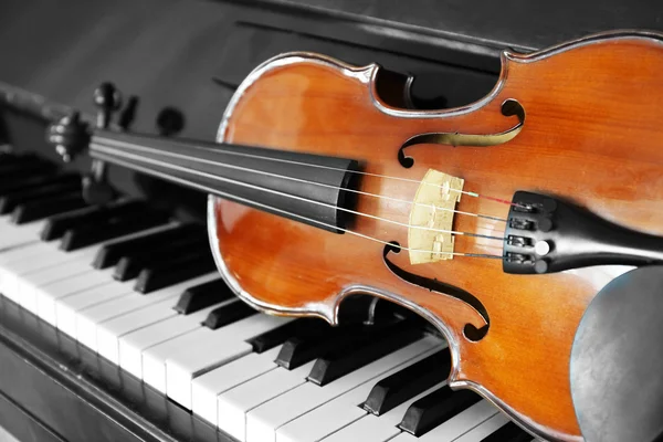 Violino sui tasti del pianoforte, primo piano — Foto Stock