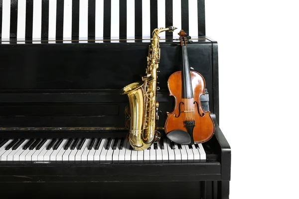 Keman ve piyano arka plan üzerinde saksafon — Stok fotoğraf