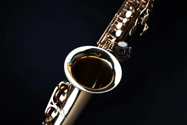 Gouden saxofoon op donkere achtergrond — Stockfoto