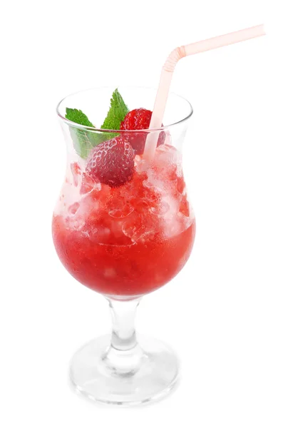 Aardbei limonade met ijs in glas, geïsoleerd op wit — Stockfoto