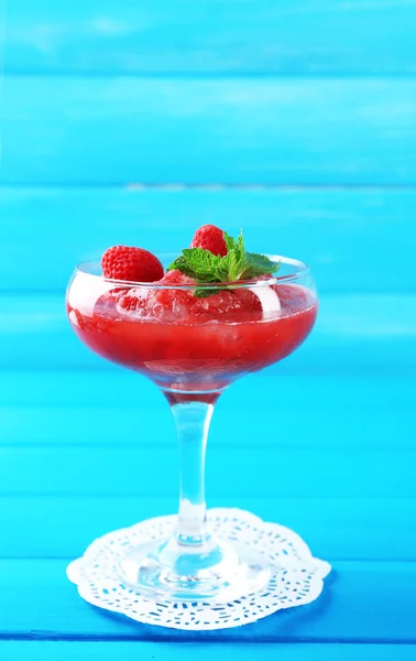 Makanan penutup Strawberry beku di kaca, di latar belakang kayu warna — Stok Foto