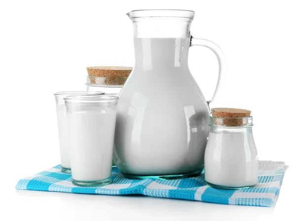Στάμνα, βάζα και ποτήρια γάλα στο ξύλινο τραπέζι, σε λευκό φόντο — Φωτογραφία Αρχείου