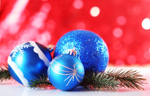 Belas bolas de Natal no fundo embaçado vermelho — Fotografia de Stock