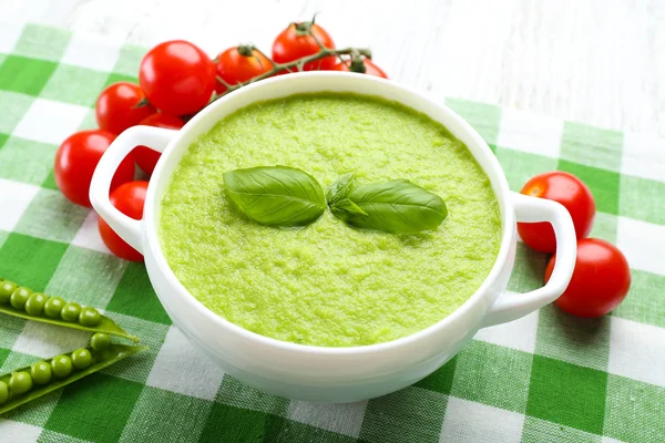 Leckere Erbsensuppe und Kirschtomaten aus nächster Nähe auf dem Tisch — Stockfoto