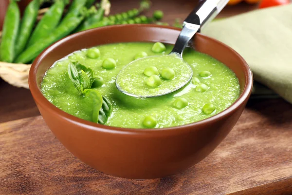 Leckere Erbsensuppe aus nächster Nähe auf dem Tisch — Stockfoto