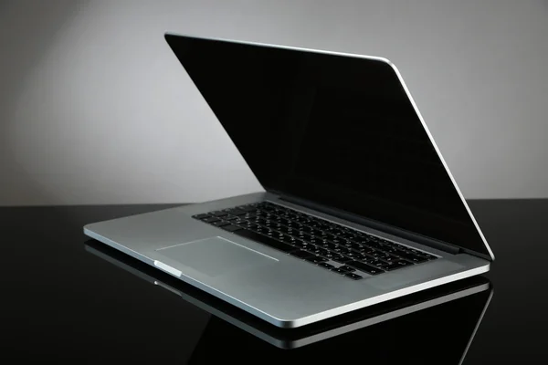 Laptop op grijze achtergrond — Stockfoto