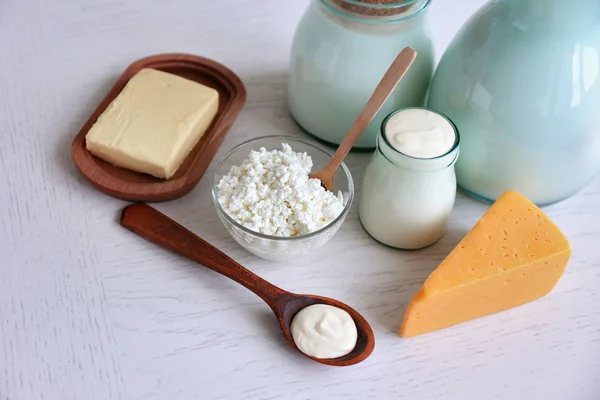 Produtos lácteos na mesa de madeira — Fotografia de Stock