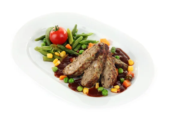 흰색 절연 접시에 야채와 고기의 맛 있는 조각 — 스톡 사진