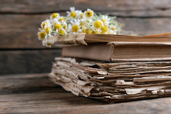 Livros antigos com flores secas em fundo de madeira — Fotografia de Stock