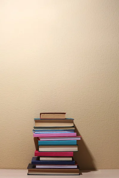 Stapel boeken op de plank. — Stockfoto