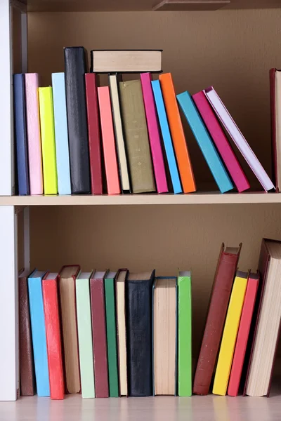Bücher im Holzregal. — Stockfoto