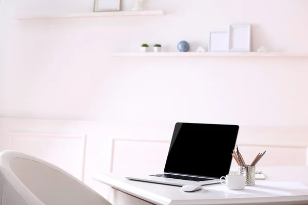 Lugar de trabajo con ordenador portátil en la habitación —  Fotos de Stock