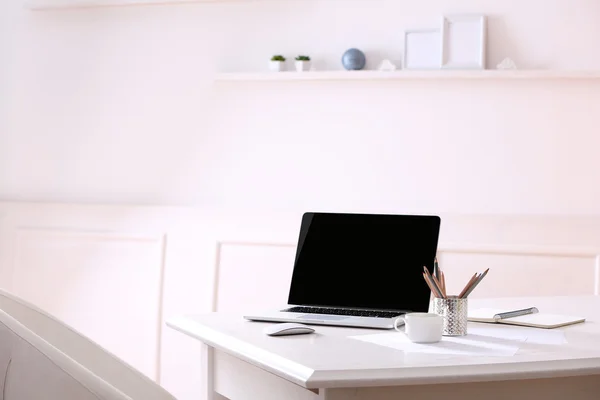 Luogo di lavoro con computer portatile in camera — Foto Stock