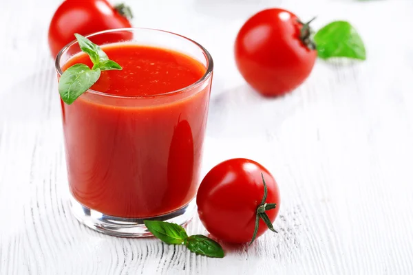 Glas Tomatensaft auf Holzgrund — Stockfoto