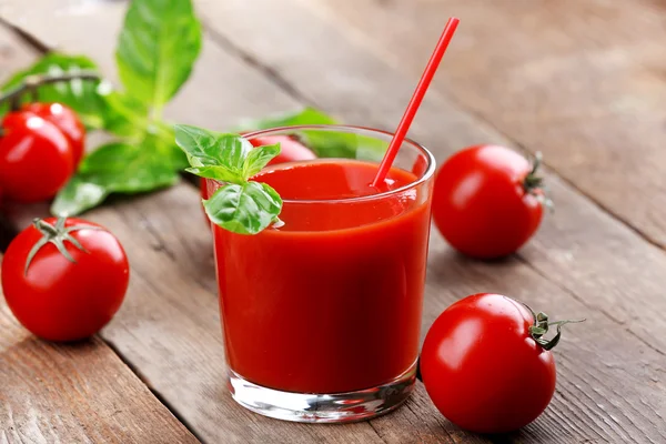 Vaso de jugo de tomate sobre mesa de madera, primer plano — Foto de Stock