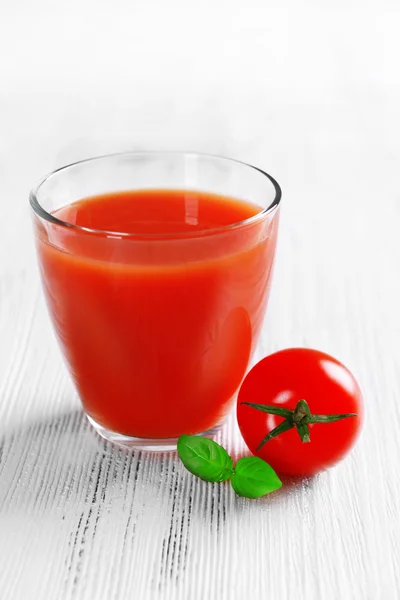 Glass of tomato juice on wooden background — Stock Photo, Image