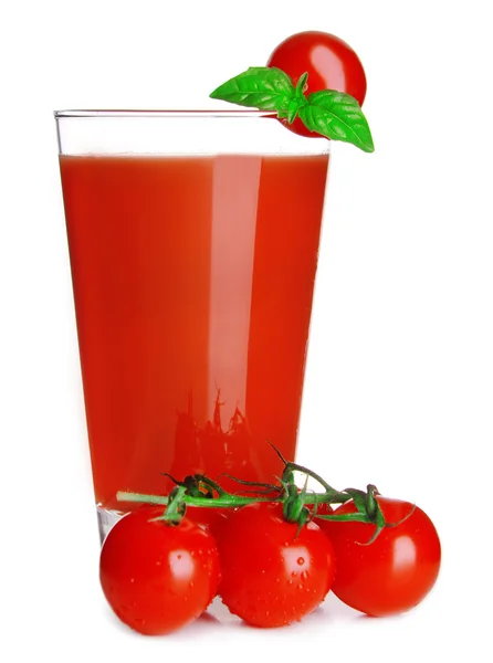 Glas Tomatensaft mit grünen Blättern isoliert auf weiß — Stockfoto