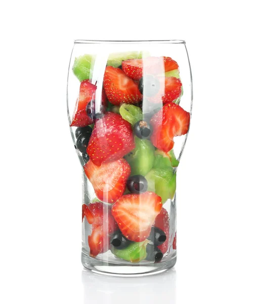 Glas van bessen en fruit geïsoleerd op wit — Stockfoto