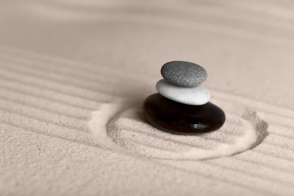 Zen Bahçesi kum zemin üzerine taşlarla — Stok fotoğraf