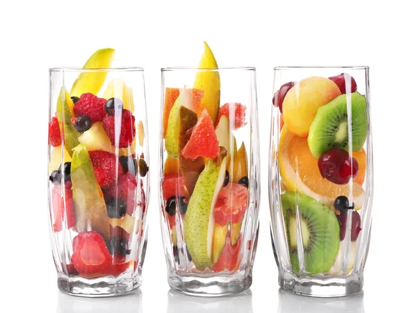 Salade de fruits frais dans des verres isolés sur blanc — Photo