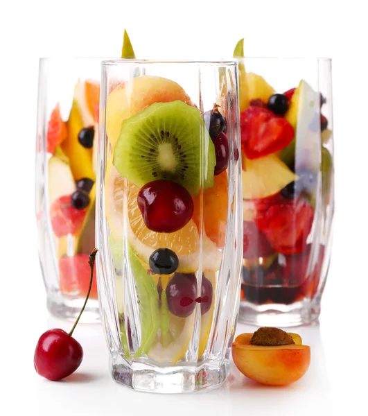 Färsk fruktsallad i glas isolerade på vit — Stockfoto