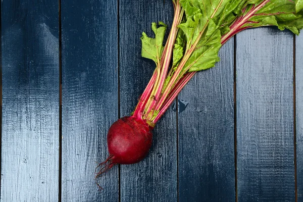 Jonge suikerbieten op houten tafel — Stockfoto