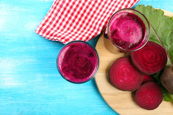 Los vasos del jugo de remolacha con hortalizas a la mesa se acercan — Foto de Stock