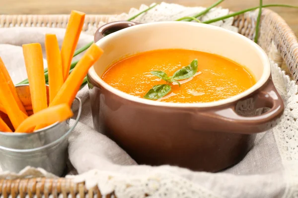 Crème-soupe aux carottes avec légumes sur la table close up — Photo
